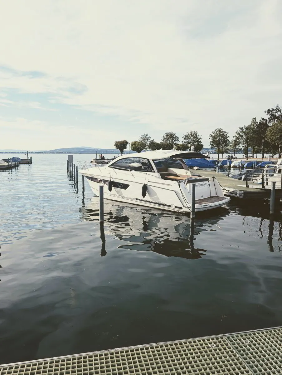 Motorboot am Steg – Zürichsee